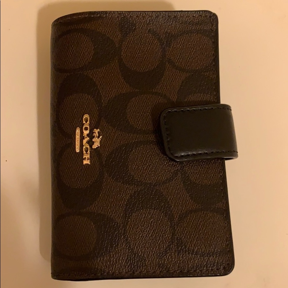 Coach Medium Corner Zip Signature wallet